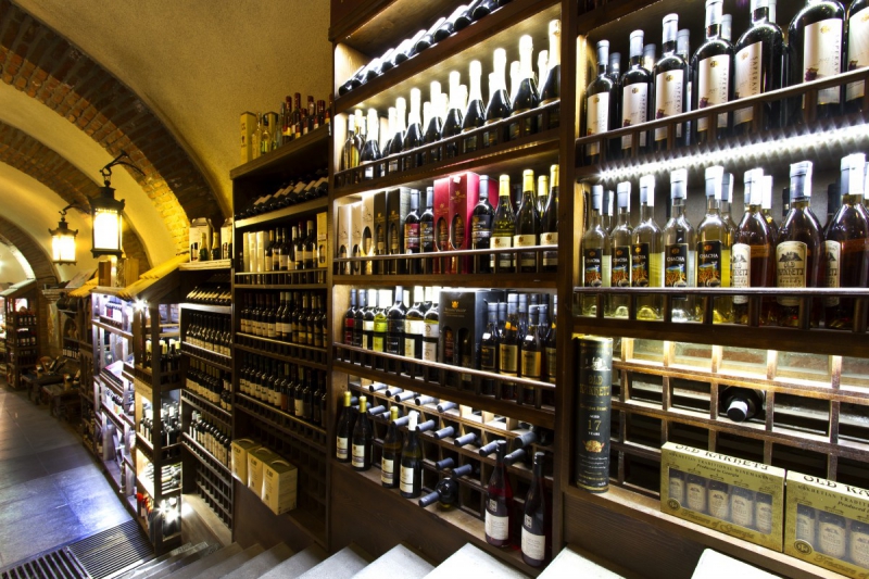 bar-VERIGNON-min_world_street_travel_shop_canon_georgia_wine_bottles-429767